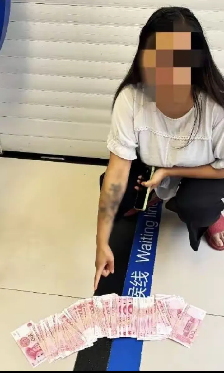 在四川广元,一位女子在陪伴母亲住院期间,趁同病房的马婆婆不备,盗取了她藏在床下的挎包,并将包中的现金存入自己的银行账户-IS